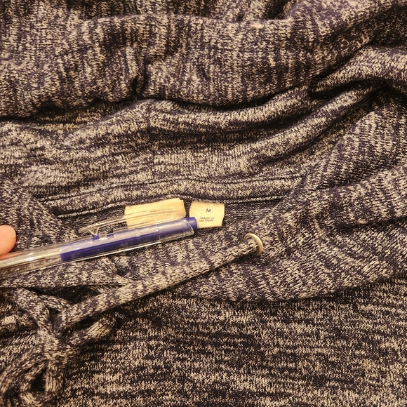 Gap Bundle Sweatshirt and quarter sleeve shirt. Size M - Picture 3 of 6